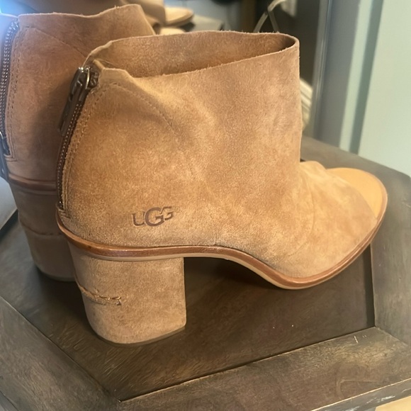 1 hour sale. These UGG booties are stunning. Size 8.5. New - Picture 7 of 10